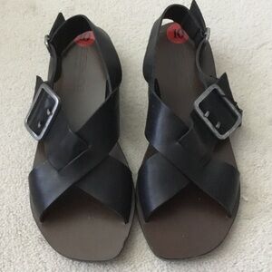 Vero Cuoio Black Crisscross Buckle Leather Sandals